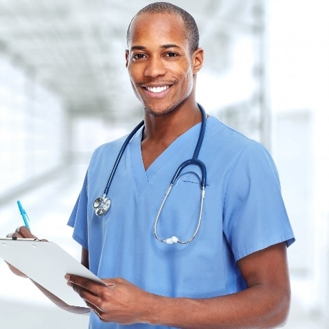 Técnico de enfermagem se aposenta com quantos anos​